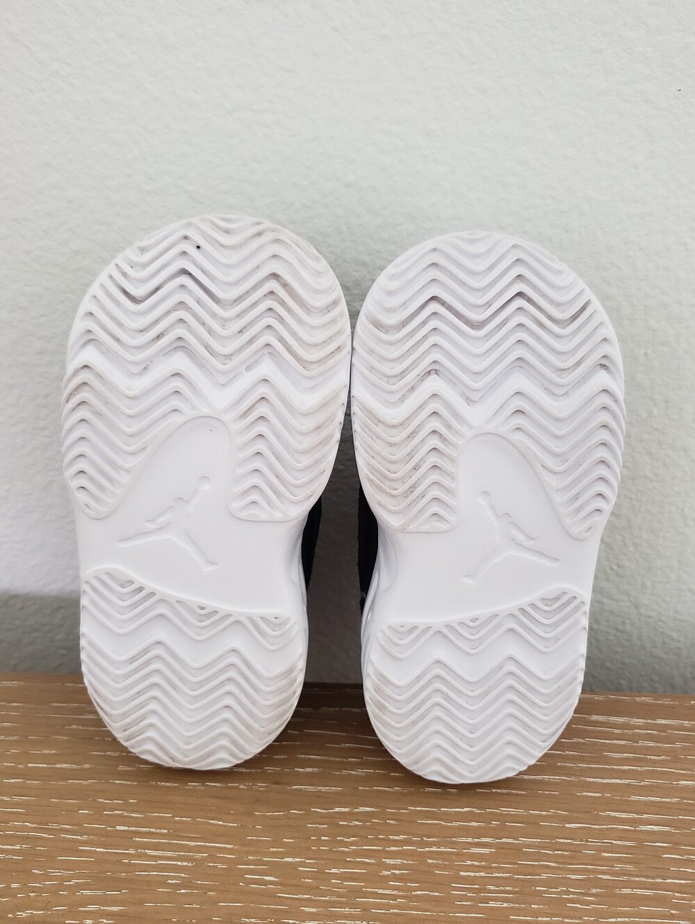 Nike Jordan Max Aura 4 Kids Black & White Sneakers - Picture 7 of 10